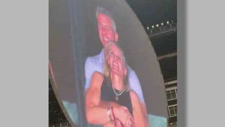 Il ceo scoperto con l’amante (e collega) al concerto dei Coldplay è stato sospeso