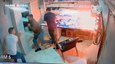 Cep telefonu bataryasının patlaması güvenlik kamerasında