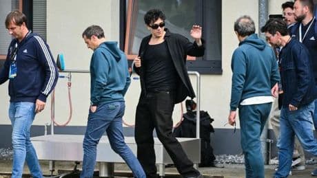 Le chanteur italien Tananai et son empire des signes, sur scène à Paris