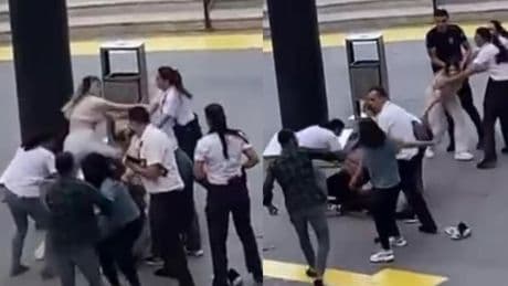 Kadınların AVM önündeki tekme tokatlı kavgası kamerada