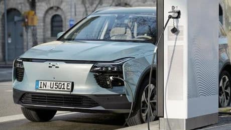 Auto elettriche e termiche, il grande divario dei prezzi. Oltre 10 mila euro di differenza per acquistare lo stesso modello