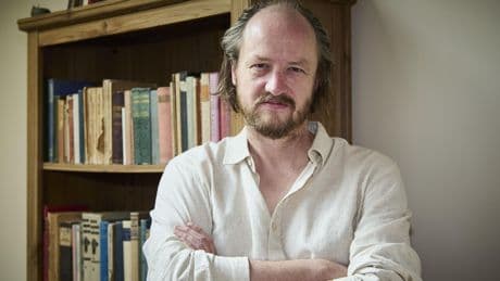 Joris doet zich voor als Marokkaanse schrijfster: uitgevers in de rij voor boek