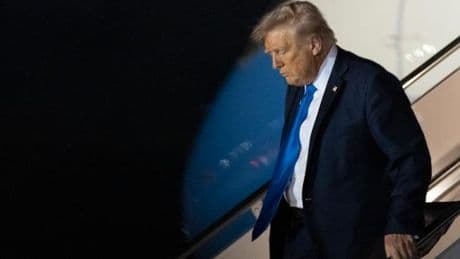 Cent jours de Donald Trump : « Dans un étonnant mouvement de miroirs inversés, l’état de grâce dont il semble privé rejaillit sur ses opposants ou ses adversaires internationaux »