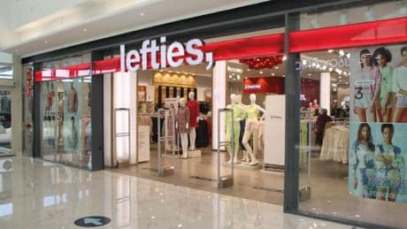 La locura por la camiseta de Lefties que imita a las de alto lujo: elegante, barata y versátil por solo 2,49 euros