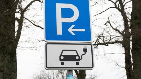 Elektro: Weitere Ladestandorte für E-Autos an NRW-Autobahnen