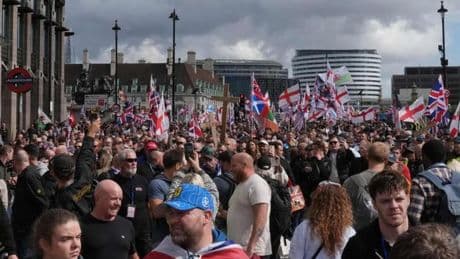 À Londres, des milliers de personnes répondent à l’appel du militant d’extrême droite Tommy Robinson