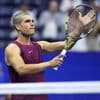 Carlos Alcaraz wint overtuigend met nieuw kapsel, Botic van de Zandschulp onderuit op US Open