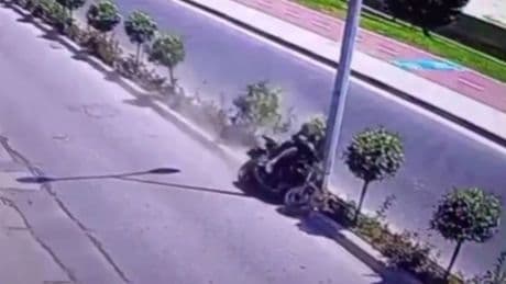 Motosikletiyle tek tekerlek üzerinde yolculuk eden 17 yaşındaki genç, geçirdiği kaza sonucu öldü