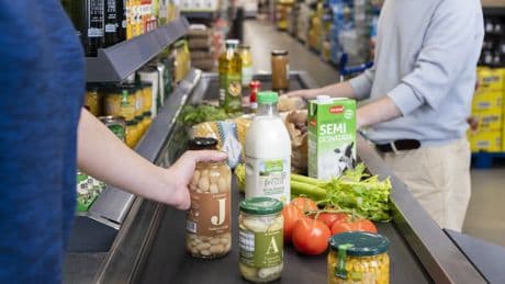 Así es la cesta de la compra de los españoles: menos aceite de oliva y bebidas, pero más carne y huevos