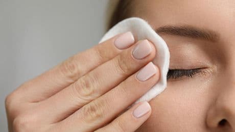 Elimina el maquillaje de una pasada con este producto eficaz e hidratante que te va a sorprender (no es el que piensas)