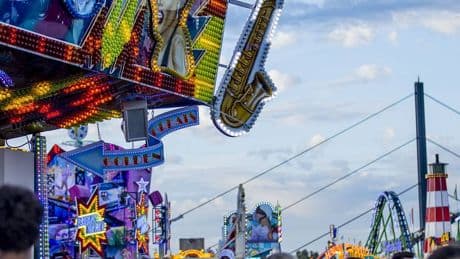 Kirmesfähre, Drohnenshows, Konzerte: Auf diese Neuheiten können sich Fans der Rheinkirmes freuen