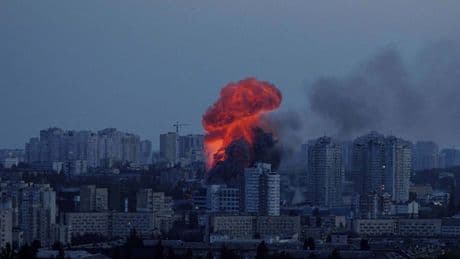 Un nuevo ataque masivo ruso golpea Kiev, mata al menos a cuatro personas y destruye varias vías de ferrocarril