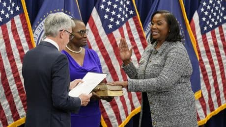 Lisa Cook denuncia ante los tribunales a Trump para frenar su despido en la junta de la Fed