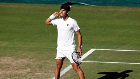 El momento más surrealista en la final de Wimbledon: destapan una botella de champagne y paran el partido