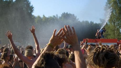 Rave-party illégale dans l’Ain : un lourd bilan avec un décès et plusieurs hospitalisations