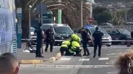 Muere el atracador de un taxi abatido a tiros por la Policía en el aeropuerto de Canarias: tenía una navaja de 20 centímetros