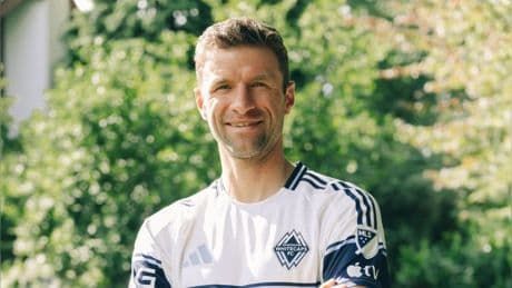 Neuer Look für neues Kapitel: Thomas Müller zeigt sich mit Schnauzbart