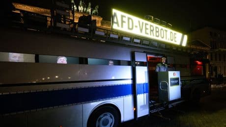 Berlin: Protestbus zu laut? Polizist bei Gegendemo verletzt