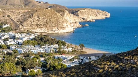 Parece Grecia, pero está en España: el pueblo pesquero de Andalucía perfecto para pasar el verano