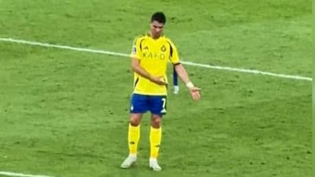 Was macht er da?  - Millionen rätseln über Ronaldo-Selbstgespräche