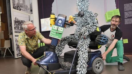 Standbeeld voor lachgasman in scootmobiel: ’Veel mensen volgden zijn voorbeeld’