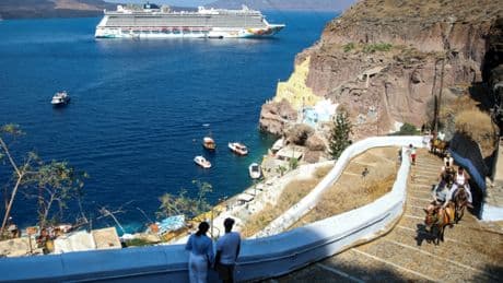 Surtourisme: en Grèce, mise en place d'une taxe de 20 euros pour les passagers de bateaux de croisière à Mykonos et Santorin