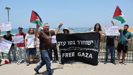 Conflit au Proche-Orient, jour 612 : un bateau humanitaire intercepté, le corps d’un chef du Hamas identifié