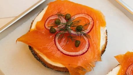 Bagels : cinq adresses parisiennes où trouver ces pains moelleux avec un trou au milieu