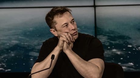 Musk'tan Apple'a antitröst suçlaması: ChatGPT uygulamasına öncelik vererek rekabeti engellediğini savundu