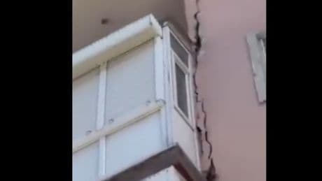 Büyükçekmece'deki çatlaklar dikkat çekti!