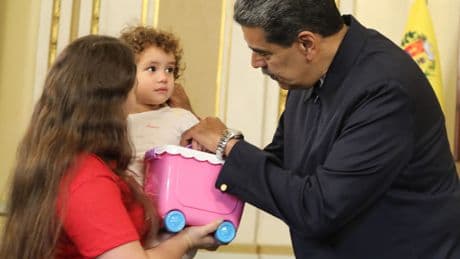 Antonella, la 'Elián chavista', vuelve a casa con el entusiasmo del Gobierno de Maduro