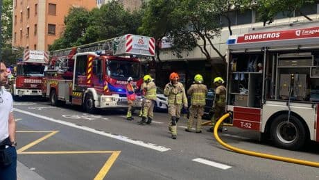 Un incendio en una vivienda obliga a intervenir a cuatro camiones de bomberos en Zaragoza