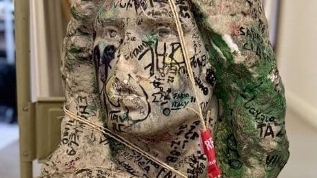 Descubren por accidente el busto robado de la tumba de Jim Morrison hace casi 40 años