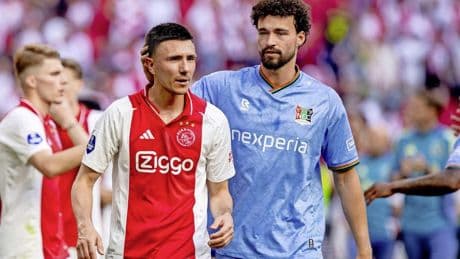 VIDEO Steven Berghuis gaat los tegen grensrechter tijdens frustrerende Ajax-middag: ’Hoe vaak kijk je naar voetbal?’