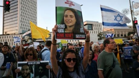 Hunderte Menschen demonstrieren vor Netanjahus Amtssitz für Ende des Gaza-Kriegs