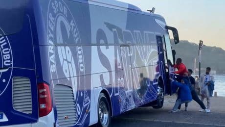 Sarıyer'in şampiyonluk kutlamalarında tehlike! Takım otobüsü son anda kurtarıldı