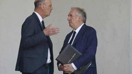 "Cet accord n'est en aucun cas un naufrage": Éric Lombard prend le contre-pied de François Bayrou qui qualifie le deal avec Trump de "soumission"