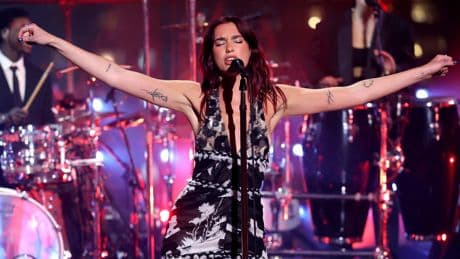 Dua Lipa, la pop star britannique qui chante (aussi) en français avec le cœur