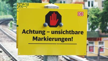 Was viele übersehen: Dieses Schild der Deutschen Bahn warnt vor einer unsichtbaren Falle