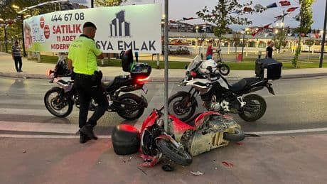 Motosiklet trafik levhasına çarptı: 1'i ağır 2 yaralı