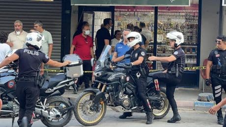 Gelen kokular ekipleri harekete geçirdi: İş yerinde kadın ve erkek cesedi bulundu