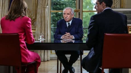 Sur les chaînes d’info, François Bayrou s’accroche à « Simone », « Jeannot » et « Jojo » pour mieux couler