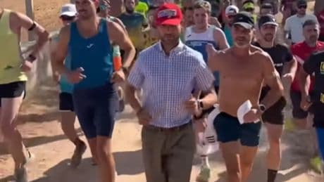 La última semana de Pitufollow, el 'Forrest Gump' español, en sus 50 km al día durante 50 días: de Valencia a Barcelona por el cáncer