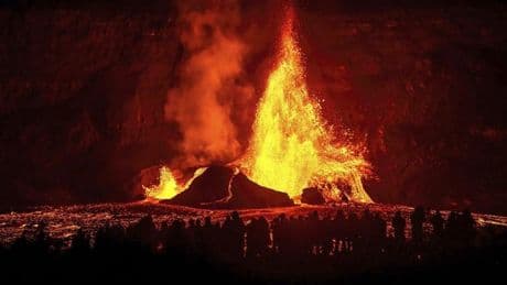 Una nueva erupción del volcán Klauea genera fuentes de lava de hasta 90 metros en Hawái