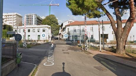 Ragazza di 14 anni travolta e uccisa da un treno a Cesano Maderno, attraversava il passaggio a livello con le sbarre chiuse