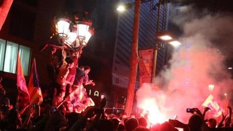 Locura en Canaletes tras la aparición de un 'crack' del Barça