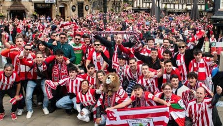 La afición del Athletic se exhibe en Manchester