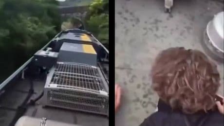 Dilaga il train-surfing: l'ultima follia dei ragazzi appesi al treno in corsa