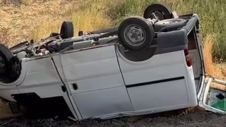 Van'da ticari kamyonet ve minibüs çarpıştı: 11 yaralı