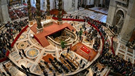 Décès du pape François: plus de 128 000 personnes ont salué sa dépouille jusqu’à présent